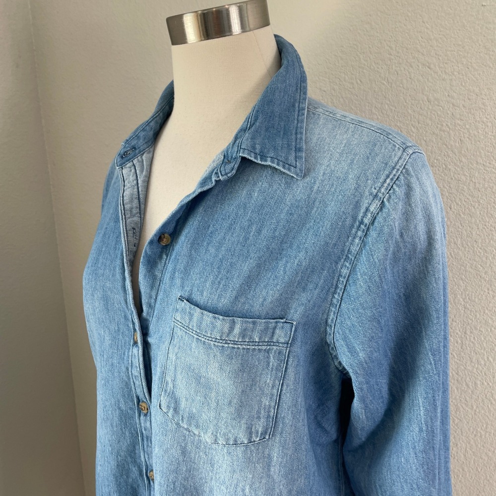 Old Navy Womens Large Classic Shirt Light Wash Denim Button Up Chambray Top - Picture 2 of 8